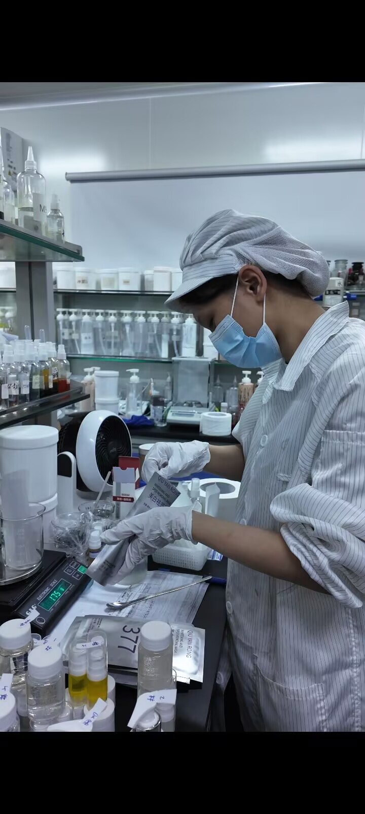 实验人员在电子天平前精密称量